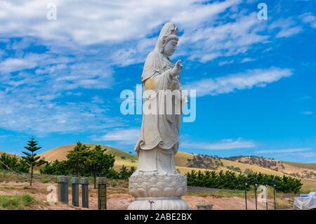 L'Australie du Sud, Australie - 12 novembre 2017 : statue de Bouddha femelle Géant dans un cadre pittoresque près de Sellicks beach township aux beaux jours Banque D'Images