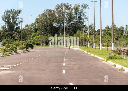 Vue depuis la rive du Lagon Marcelino dans le quartier touristique et station balnéaire de Osorio, Rio Grande do Sul, RS, Brésil, Tourisme en Amérique latine. Ville Banque D'Images