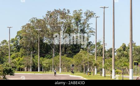 Vue depuis la rive du Lagon Marcelino dans le quartier touristique et station balnéaire de Osorio, Rio Grande do Sul, RS, Brésil, Tourisme en Amérique latine. Ville Banque D'Images