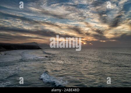 Coucher de soleil spectaculaire sur la côte de Playa La Pared de Fuerteventura, Iles des Canaries, Espagne Banque D'Images