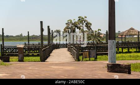 Vue depuis la rive du Lagon Marcelino dans le quartier touristique et station balnéaire de Osorio, Rio Grande do Sul, RS, Brésil, Tourisme en Amérique latine. Ville Banque D'Images