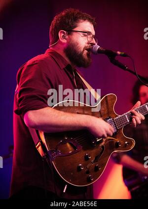 Copenhague, Danemark. 26 Nov, 2019. Le groupe de rock folk britannique Bear's Den effectue un concert live à Vega à Copenhague. Ici, chanteuse et compositrice Andrew Davie est vu sur scène. (Photo crédit : Gonzales Photo/Bransholm Nikolaj/Alamy Live News). Banque D'Images