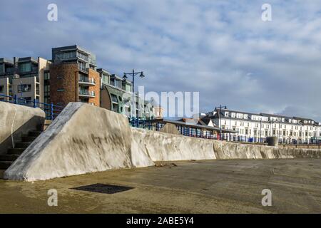 Système de défense des marées sur le Front De Mer de Porthcawl, sur la côte sud du Pays de Galles. Porthcawl fait face à la Manche de Bristol et a besoin d'une protection côtière. Banque D'Images