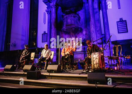 Copenhague, Danemark. 26 Nov, 2019. Le Russian-Mongolian le chant de gorge et folk band Huun-Huur-Tu effectue un concert live à chrétiens Kirke à Copenhague. (Photo crédit : Gonzales Photo/Malthe Ivarsson/Alamy Live News). Banque D'Images