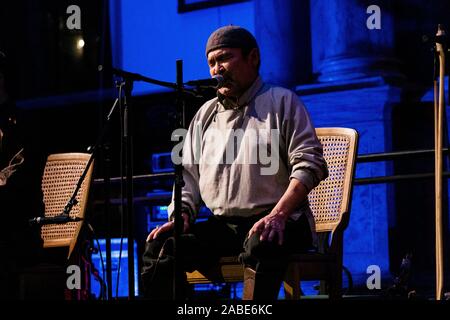 Copenhague, Danemark. 26 Nov, 2019. Le Russian-Mongolian le chant de gorge et folk band Huun-Huur-Tu effectue un concert live à chrétiens Kirke à Copenhague. (Photo crédit : Gonzales Photo/Malthe Ivarsson/Alamy Live News). Banque D'Images