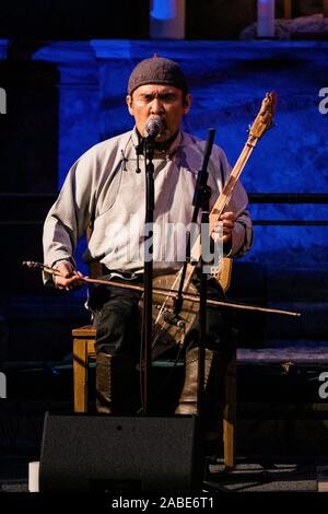 Copenhague, Danemark. 26 Nov, 2019. Le Russian-Mongolian le chant de gorge et folk band Huun-Huur-Tu effectue un concert live à chrétiens Kirke à Copenhague. (Photo crédit : Gonzales Photo/Malthe Ivarsson/Alamy Live News). Banque D'Images