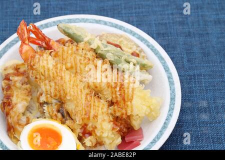 La nourriture japonaise Tendon, bol de riz poissons frits, crevettes, légumes. Banque D'Images