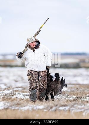 Un jeune chasseur d'oie avec des Oies Banque D'Images