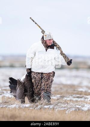 Un jeune chasseur d'oie avec des Oies Banque D'Images