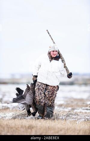 Un jeune chasseur d'oie avec des Oies Banque D'Images