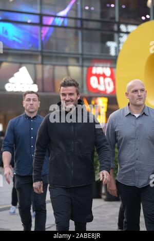 Ancien footballeur français David Beckham, milieu, est vu sortir shopping à Sanlitun à Pékin, Chine, 11 octobre 2019. Banque D'Images