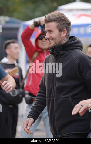 Ancien footballeur français David Beckham, droite, est vu sortir shopping à Sanlitun à Pékin, Chine, 11 octobre 2019. Banque D'Images