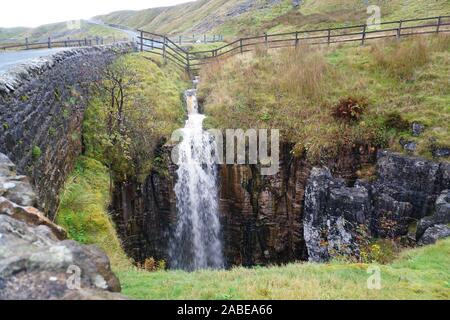 Waerfall Buttertubs au col, North Yorkshire, England, UK Banque D'Images