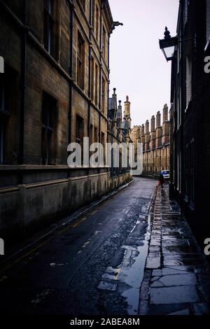 Une sombre et humide Trinity Lane entre les collèges de Cambridge, Royaume-Uni Banque D'Images