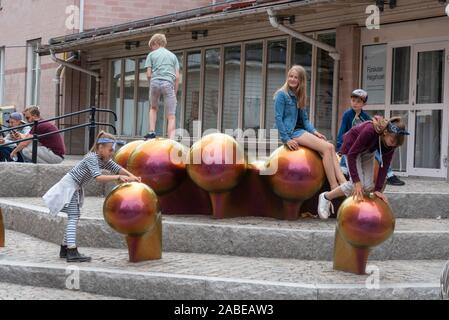 19 juillet 2019, la Suède, Göteborg : les enfants jouent sur une œuvre d'art dans la partie la plus ancienne de Göteborg - Haga. Photo : Stephan Schulz/dpa-Zentralbild/ZB Banque D'Images