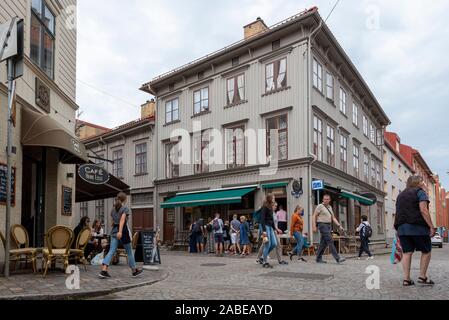19 juillet 2019, la Suède, Göteborg : Vue de cafés et les piétons dans le célèbre quartier Haga à Göteborg, Suède. Haga a été la première banlieue de Göteborg. Aujourd'hui, le quartier est célèbre pour ses artistes, boutiques de mode et restaurants agréables et des cafés. Photo : Stephan Schulz/dpa-Zentralbild/ZB Banque D'Images