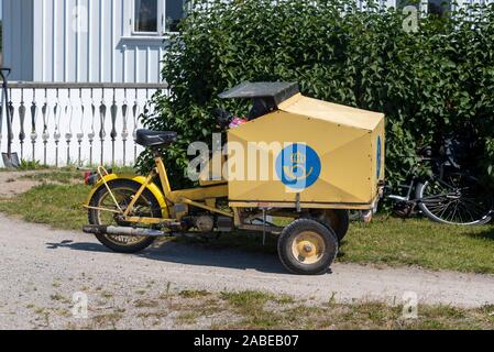 Koster, en Suède. 12 juillet, 2019. Vue sur le cyclomoteur de la poste suédoise sur l'île Koster dans le parc national de Kosterhavet. Credit : Stephan Schulz/dpa-Zentralbild/ZB/dpa/Alamy Live News Banque D'Images