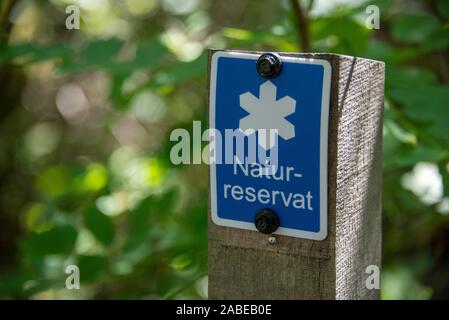 Koster, en Suède. 12 juillet, 2019. Vue d'un signe avec l'inscription "Nature Réserve" dans le Parc National de Kosterhavet sur la côte occidentale de la Suède. Credit : Stephan Schulz/dpa-Zentralbild/ZB/dpa/Alamy Live News Banque D'Images