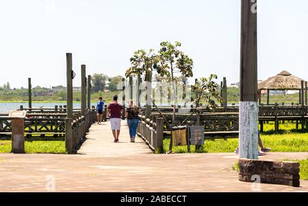 Vue depuis la rive du Lagon Marcelino dans le quartier touristique et station balnéaire de Osorio, Rio Grande do Sul, RS, Brésil, Tourisme en Amérique latine. Ville Banque D'Images