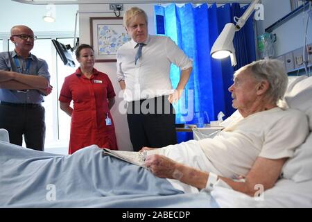 Nom du patient en continu de l'ajout de premier ministre Boris Johnson parle Andrew Hall patient comme il rend visite à l'Ouest, de l'Hôpital communautaire de Cornwall à Penzance, Cornwall, tandis qu'à l'élection générale. Banque D'Images