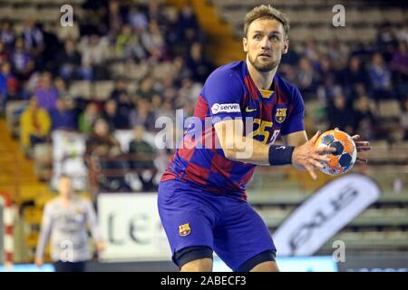 Leon, Espagne. 26 Nov, 2019. Leon, ESPAGNE : joueur du Barça Luka Cindric (25) passe le ballon pendant le match de championnat entre l'ABANCA Asobal Ademar León et le Barça au Palacio de los Deportes de León, Espagne le 26 novembre 2019. (Photo par Alberto Brevers/Pacific Press) Credit : Pacific Press Agency/Alamy Live News Banque D'Images