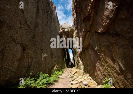09 juillet 2019, la Suède, Stenungsund : un énorme rocher est coincé dans l'Kungsklyftan entre deux parois. Dans la gorge de Stenungsund scènes ont été tournées pour l'adaptation cinématographique du roman d'Astrid Lindgren Ronja Räubertochter. Photo : Stephan Schulz/dpa-Zentralbild/ZB Banque D'Images