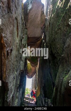09 juillet 2019, la Suède, Stenungsund : un touriste dans une robe rouge photographié dans la Kungsklyftan à Stenungsund. Dans la gorge, pour le tournage des scènes de l'Astrid Lindgren Ronja Räubertochter roman ont été fusillés. Photo : Stephan Schulz/dpa-Zentralbild/ZB Banque D'Images