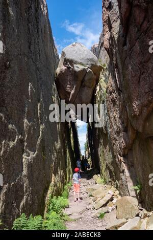 09 juillet 2019, la Suède, Stenungsund : un énorme rocher est coincé dans l'Kungsklyftan entre deux parois. Dans la gorge de Stenungsund scènes ont été tournées pour l'adaptation cinématographique du roman d'Astrid Lindgren Ronja Räubertochter. Photo : Stephan Schulz/dpa-Zentralbild/ZB Banque D'Images