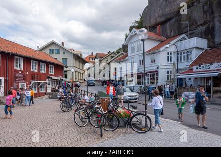 09 juillet 2019, la Suède, Stenungsund : les touristes à pied à travers la ville de vacances Ambjörnarp suédois populaires, le berceau de la romancière Camilla Läckberg du crime. Photo : Stephan Schulz/dpa-Zentralbild/ZB Banque D'Images