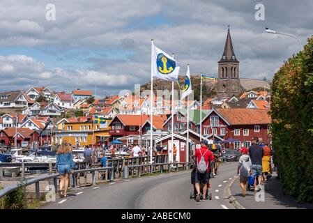 09 juillet 2019, la Suède, Stenungsund : les touristes à pied vers le port de la petite ville de Stenungsund sur la côte occidentale de la Suède. Le village vit principalement du tourisme. Camilla Läckberg l'auteur est né à Stenungsund. Photo : Stephan Schulz/dpa-Zentralbild/ZB Banque D'Images