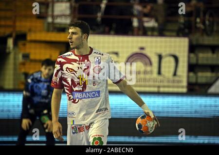 Leon, Espagne. 26 Nov, 2019. Leon, ESPAGNE : ABANCA Ademar Leon dvd, David Fernandez avec la balle pendant le match Ligue Asobal entre ABANCA Ademar León et le Barça au Palacio de los Deportes de León, Espagne le 26 novembre 2019. (Photo par Alberto Brevers/Pacific Press) Credit : Pacific Press Agency/Alamy Live News Banque D'Images