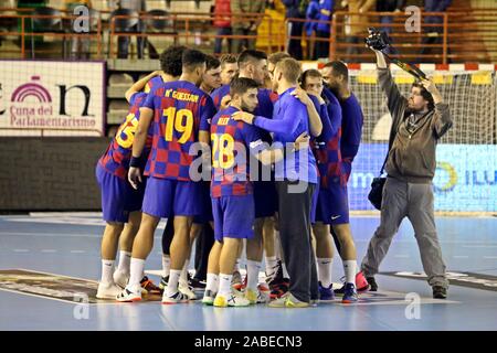 Leon, Espagne. 26 Nov, 2019. Leon, Espagne : les joueurs du Barça pineapple après avoir remporté le match au cours de la Ligue Asobal match entre ABANCA Ademar León et le Barça au Palacio de los Deportes de León, Espagne le 26 novembre 2019. (Photo par Alberto Brevers/Pacific Press) Credit : Pacific Press Agency/Alamy Live News Banque D'Images