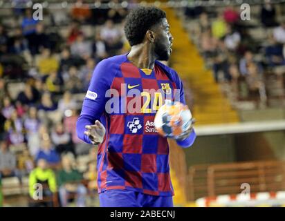 Leon, Espagne. 26 Nov, 2019. Leon, ESPAGNE : joueur du Barça Dika Mem (24) avec la balle pendant le match Ligue Asobal entre ABANCA Ademar León et le Barça au Palacio de los Deportes de León, Espagne le 26 novembre 2019. (Photo par Alberto Brevers/Pacific Press) Credit : Pacific Press Agency/Alamy Live News Banque D'Images