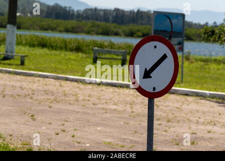 Vue depuis la rive du Lagon Marcelino dans le quartier touristique et station balnéaire de Osorio, Rio Grande do Sul, RS, Brésil, Tourisme en Amérique latine. Ville Banque D'Images