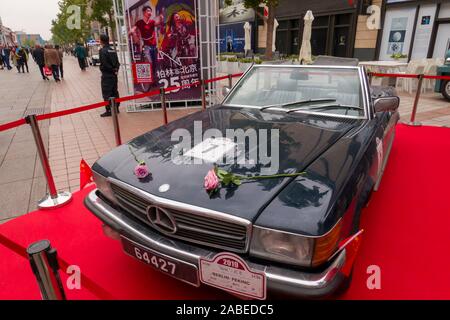 Les voitures de course de rallye en tenant ce parc pour une démonstration à Wangfujing, une rue commerçante, à Beijing, Chine, 11 octobre 2019. Pour célébrer le 25e a Banque D'Images