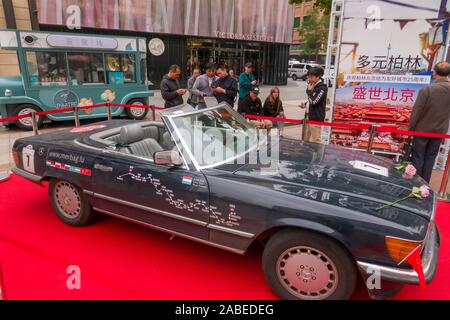Les voitures de course de rallye en tenant ce parc pour une démonstration à Wangfujing, une rue commerçante, à Beijing, Chine, 11 octobre 2019. Pour célébrer le 25e a Banque D'Images