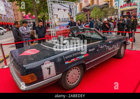 Les voitures de course de rallye en tenant ce parc pour une démonstration à Wangfujing, une rue commerçante, à Beijing, Chine, 11 octobre 2019. Pour célébrer le 25e a Banque D'Images