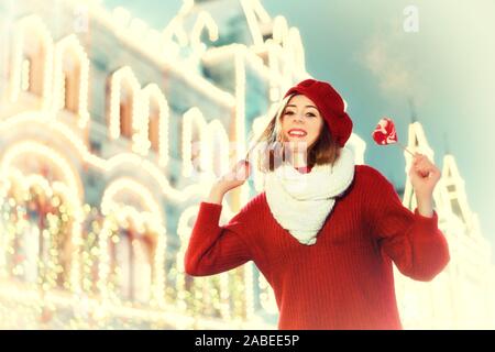 Jeune femme belle en hiver béret, écharpe blanche et rouge chandail chaud tricoté Banque D'Images