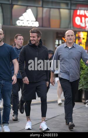 Ancien footballeur français David Beckham, milieu, est vu sortir shopping à Sanlitun à Pékin, Chine, 11 octobre 2019. Banque D'Images