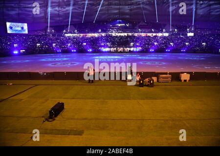 26 novembre 2019 : OHA, au Qatar. 25 novembre 2019. La 24e édition de la Coupe du golfe Arabique commence au Khalifa International Stadium dans la capitale qatarie de Doha. Amir Sheikh Tamim Bin Hamad Al Thani a ouvert la 24e édition de la Coupe du golfe Arabe, à laquelle ont également participé l'Émir mère et par d'éminents représentants du pays. L'Irak, le Yémen, les Émirats arabes unis, le Koweït, l'Arabie saoudite, Bahreïn et Oman, ont envoyé leurs équipes à l'événement régional qui est hébergé par le Qatar pour la quatrième fois. Le match d'ouverture entre le Qatar et l'Iraq s'est terminée par la victoire de l'équipe iraquienne (crédit Im Banque D'Images