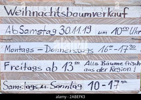 Nuremberg, Allemagne - 26 novembre 2019 : sous la main et panneau blanc qui informe sur le Weihnachtsbaumverkauf (en anglais : arbre de Noël s