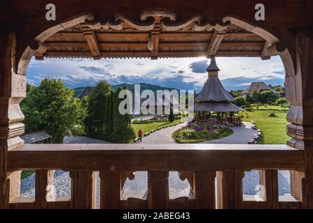 Autel d'été vu à partir de la principale église du monastère de Barsana, village situé dans le comté de Maramures Roumanie Banque D'Images