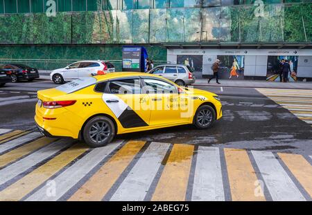 Moscou, Russie - le 9 juillet 2019 : voiture moderne de Yandex Compagnie de taxi dans le stationnement sur rue de ville libre de Banque D'Images