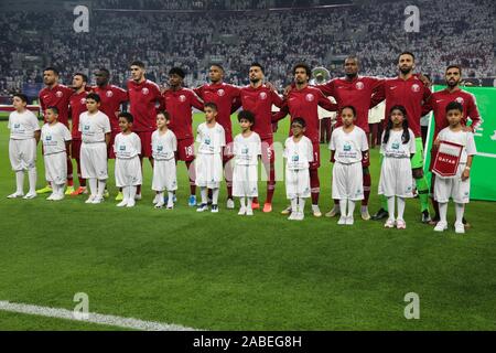 26 novembre 2019 : OHA, au Qatar. 25 novembre 2019. La 24e édition de la Coupe du golfe Arabique commence au Khalifa International Stadium dans la capitale qatarie de Doha. Amir Sheikh Tamim Bin Hamad Al Thani a ouvert la 24e édition de la Coupe du golfe Arabe, à laquelle ont également participé l'Émir mère et par d'éminents représentants du pays. L'Irak, le Yémen, les Émirats arabes unis, le Koweït, l'Arabie saoudite, Bahreïn et Oman, ont envoyé leurs équipes à l'événement régional qui est hébergé par le Qatar pour la quatrième fois. Le match d'ouverture entre le Qatar et l'Iraq s'est terminée par la victoire de l'équipe iraquienne (crédit Im Banque D'Images