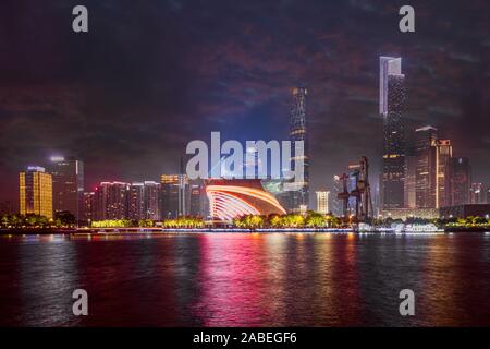 Superbe vue sur le quartier central des affaires de Guangzhou, sur les rives de la rivière Zhujiang illuminé avec des gratte-ciel et la réflexion dans l'eau, Guan Banque D'Images