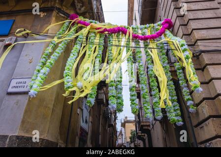 Décorations sur Corso Umberto I Street à Acireale ville côtière italienne de l'agglomération de la ville de Catane, Sicile, Italie Banque D'Images