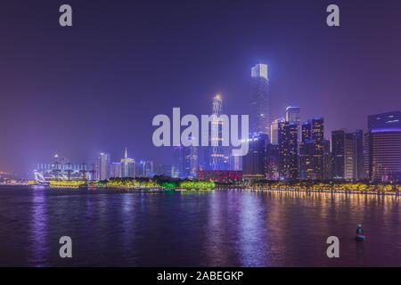Superbe vue sur le quartier central des affaires de Guangzhou, sur les rives de la rivière Zhujiang illuminé avec des gratte-ciel et la réflexion dans l'eau, Guan Banque D'Images