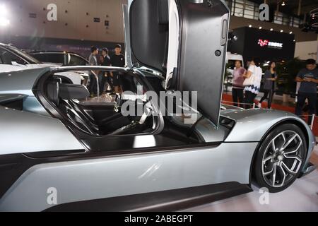 Les gens regardent NIO EP9, d'une bouilloire-powered, à deux sièges de voiture de sport à la 18e exposition internationale de l'Automobile de Nanjing, à Nanjing, Chine, Moyen-Orient Jian Banque D'Images