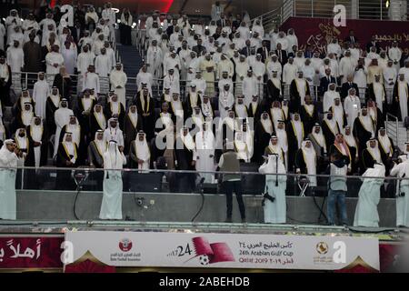 26 novembre 2019 : OHA, au Qatar. 25 novembre 2019. La 24e édition de la Coupe du golfe Arabique commence au Khalifa International Stadium dans la capitale qatarie de Doha. Amir Sheikh Tamim Bin Hamad Al Thani a ouvert la 24e édition de la Coupe du golfe Arabe, à laquelle ont également participé l'Émir mère et par d'éminents représentants du pays. L'Irak, le Yémen, les Émirats arabes unis, le Koweït, l'Arabie saoudite, Bahreïn et Oman, ont envoyé leurs équipes à l'événement régional qui est hébergé par le Qatar pour la quatrième fois. Le match d'ouverture entre le Qatar et l'Iraq s'est terminée par la victoire de l'équipe iraquienne (crédit Im Banque D'Images