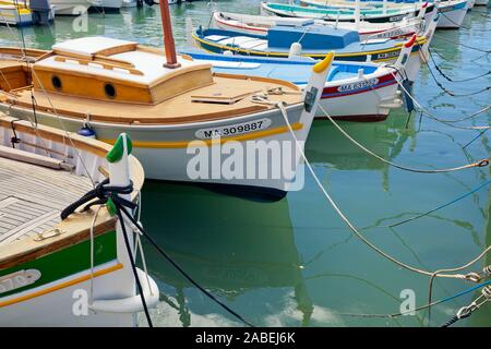 Bateaux dans le port de Cassis la ville. Provence, France Banque D'Images